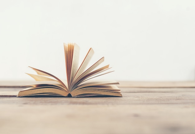 汽车显示abs和刹车灯一直亮是什么原因